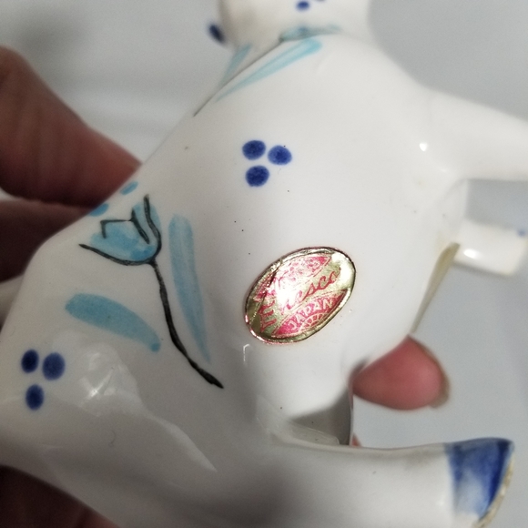 VTG blue and white cow salt and pepper shakers - Picture 10 of 11
